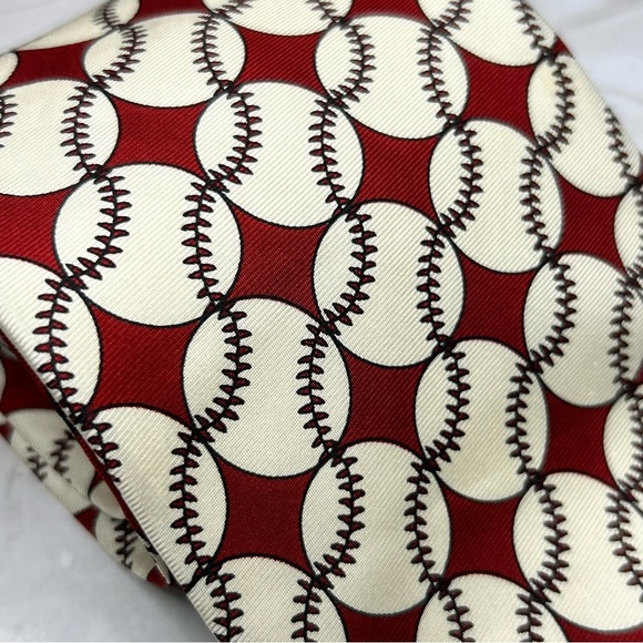 Smithsonian Institution 58” Baseball Patterned Men's Tie in Cream and Red - Picture 2 of 3
